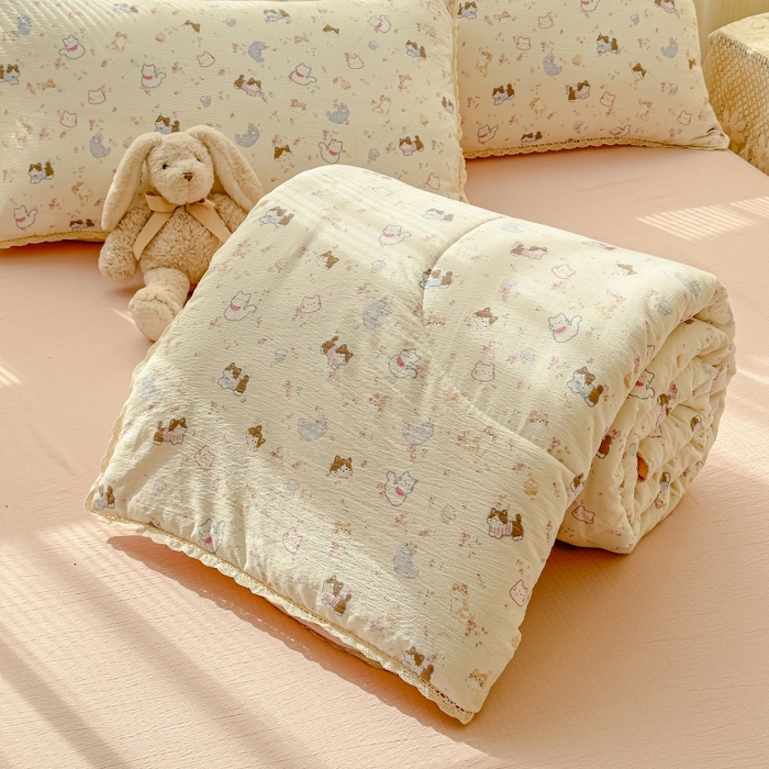 91家纺网 家纺一手货源 找家纺 贝扬思家纺 2026新款云感双层纱抗菌花边夏被-晴风系列 晴风-晴天小猫