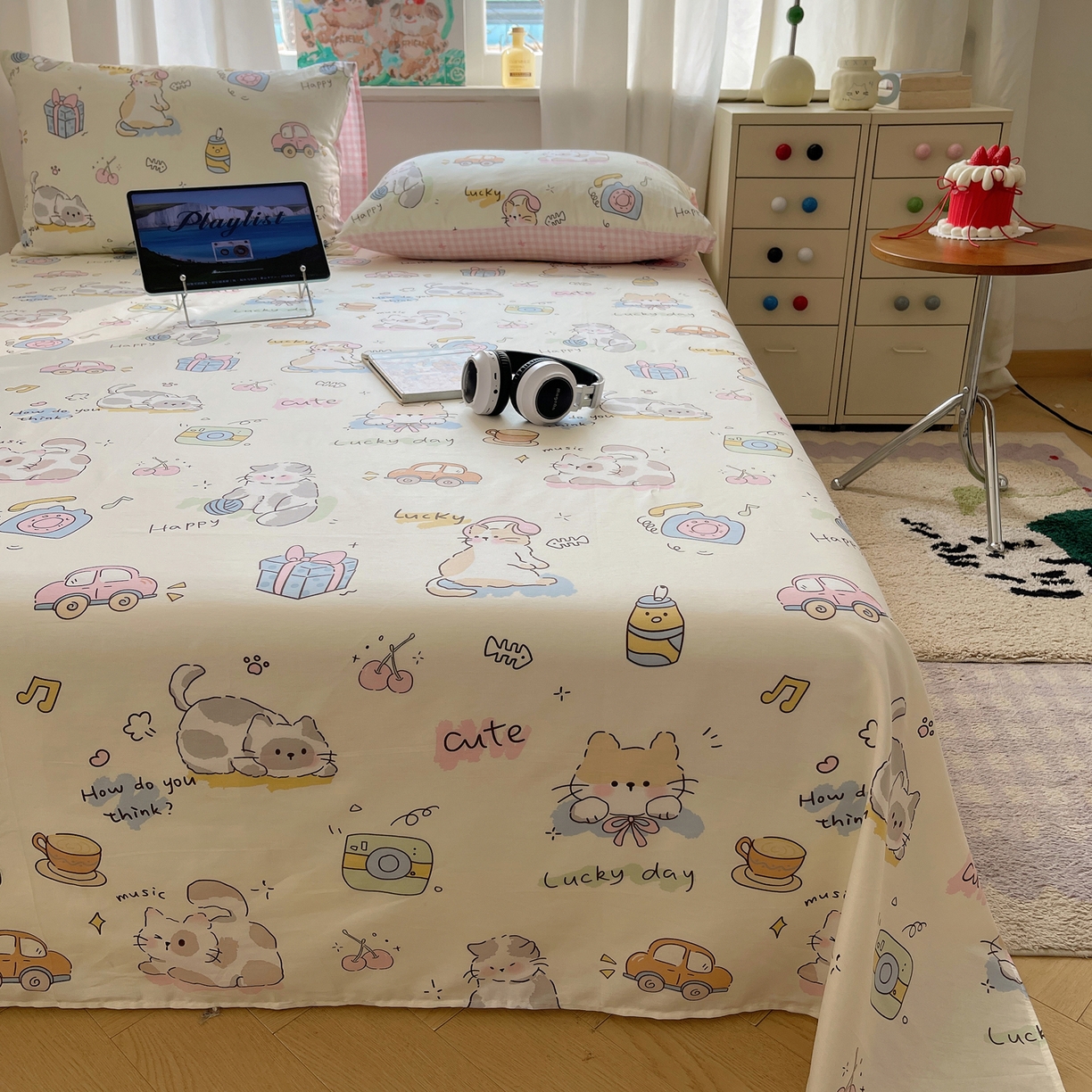 91家纺网 家纺一手货源 找家纺 六巷胡同 2026新款40支全棉13070INS卡通全棉单品床单 猫咪聚会趴