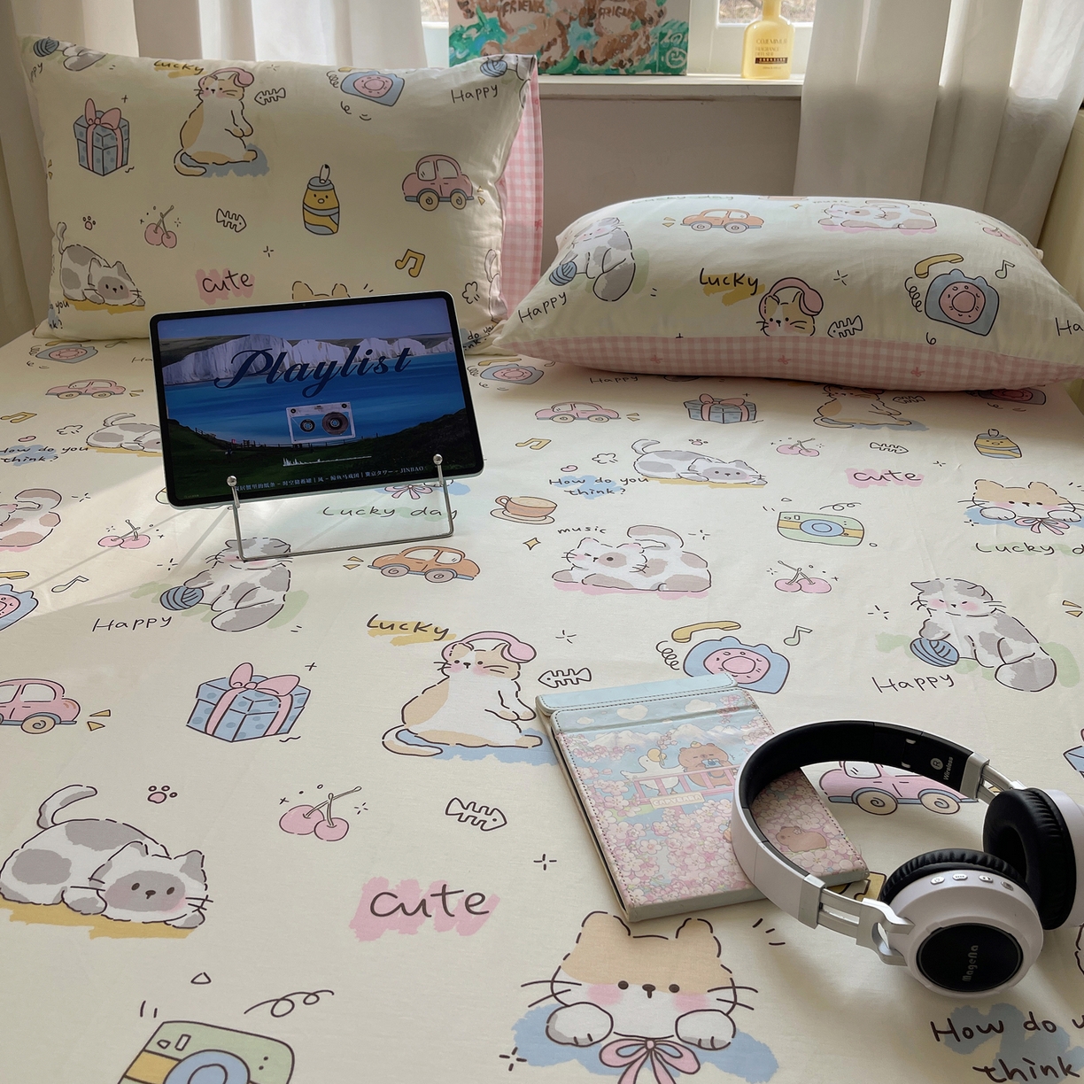 91家纺网 家纺一手货源 找家纺 六巷胡同 2026新款40支全棉13070INS卡通全棉单品床单 猫咪聚会趴