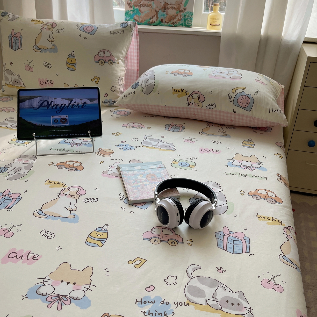 91家纺网 家纺一手货源 找家纺 六巷胡同 2026新款40支全棉13070INS卡通全棉单品床单 猫咪聚会趴