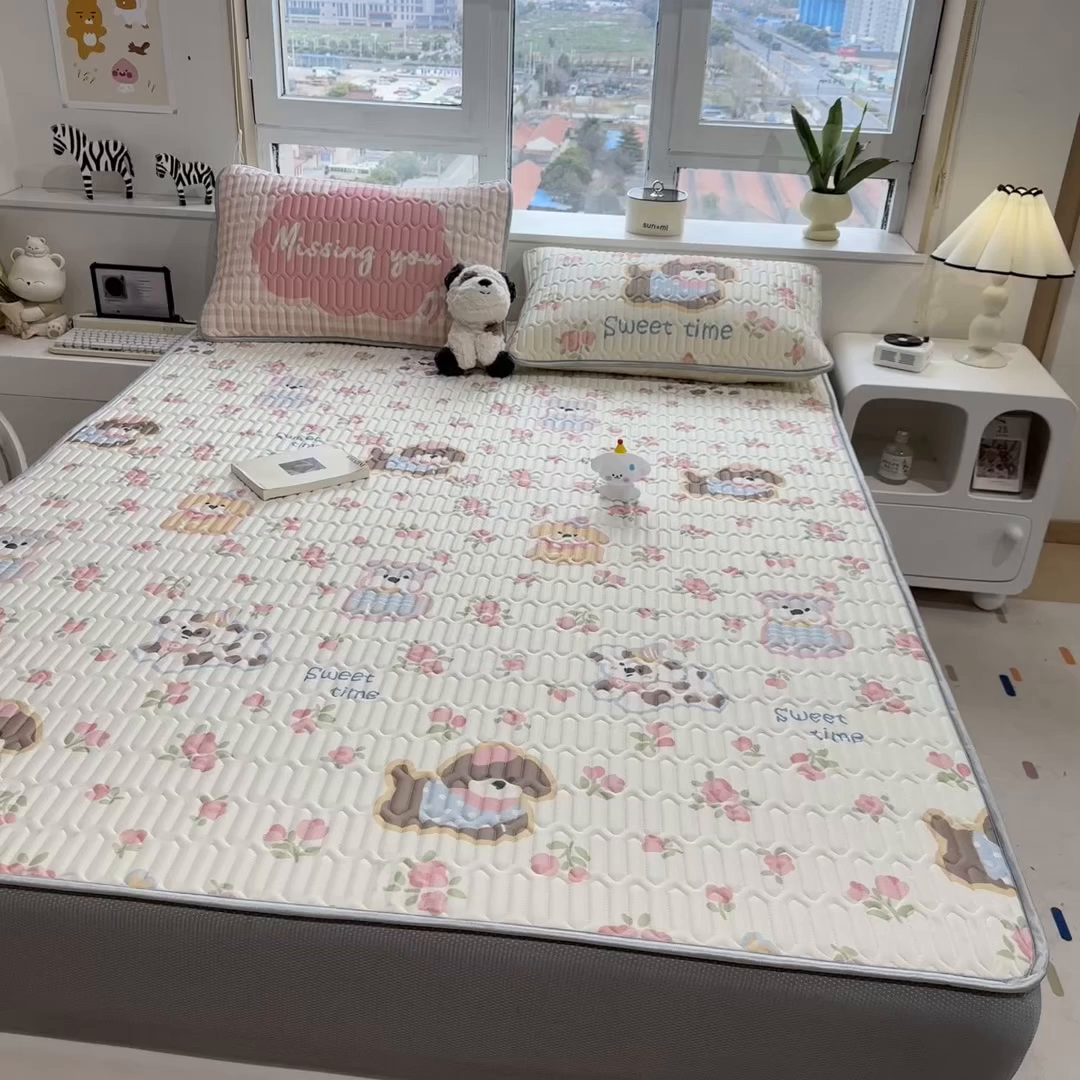 91家纺网 家纺一手货源 找家纺 摩妮卡 2026新款数码大版小清新乳胶凉席床席款三件套-场景一 萌犬花海