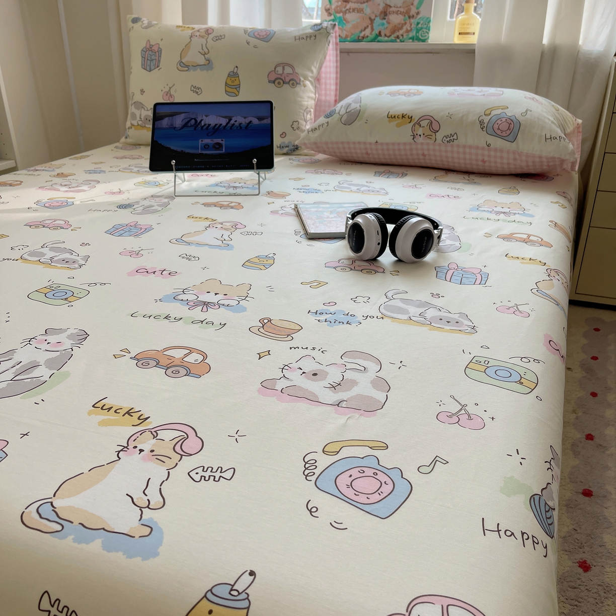 91家纺网 家纺一手货源 找家纺 六巷胡同 2026新款40支全棉13070INS卡通全棉单品床单 猫咪聚会趴