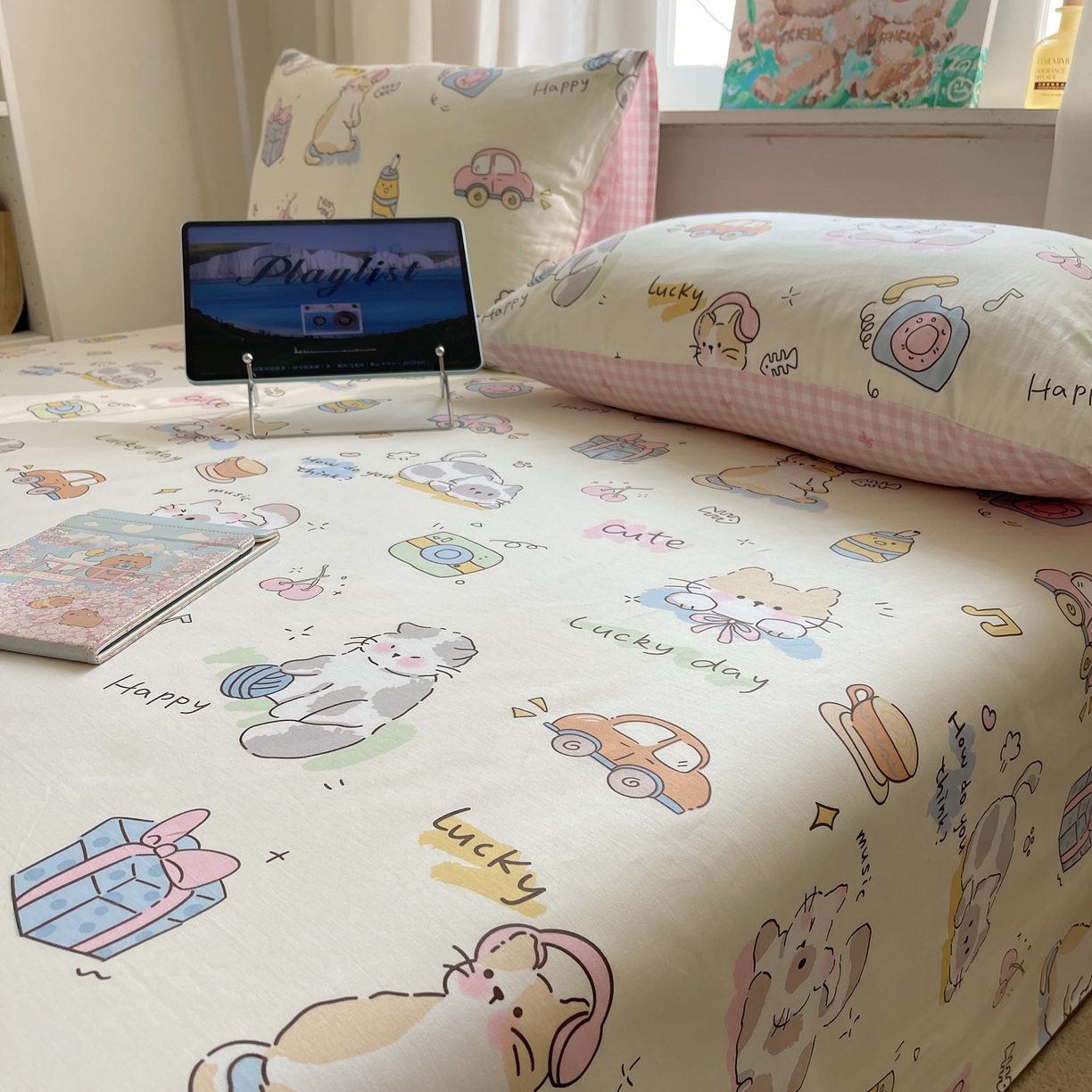 91家纺网 家纺一手货源 找家纺 六巷胡同 2026新款40支全棉13070INS卡通全棉单品床单 猫咪聚会趴