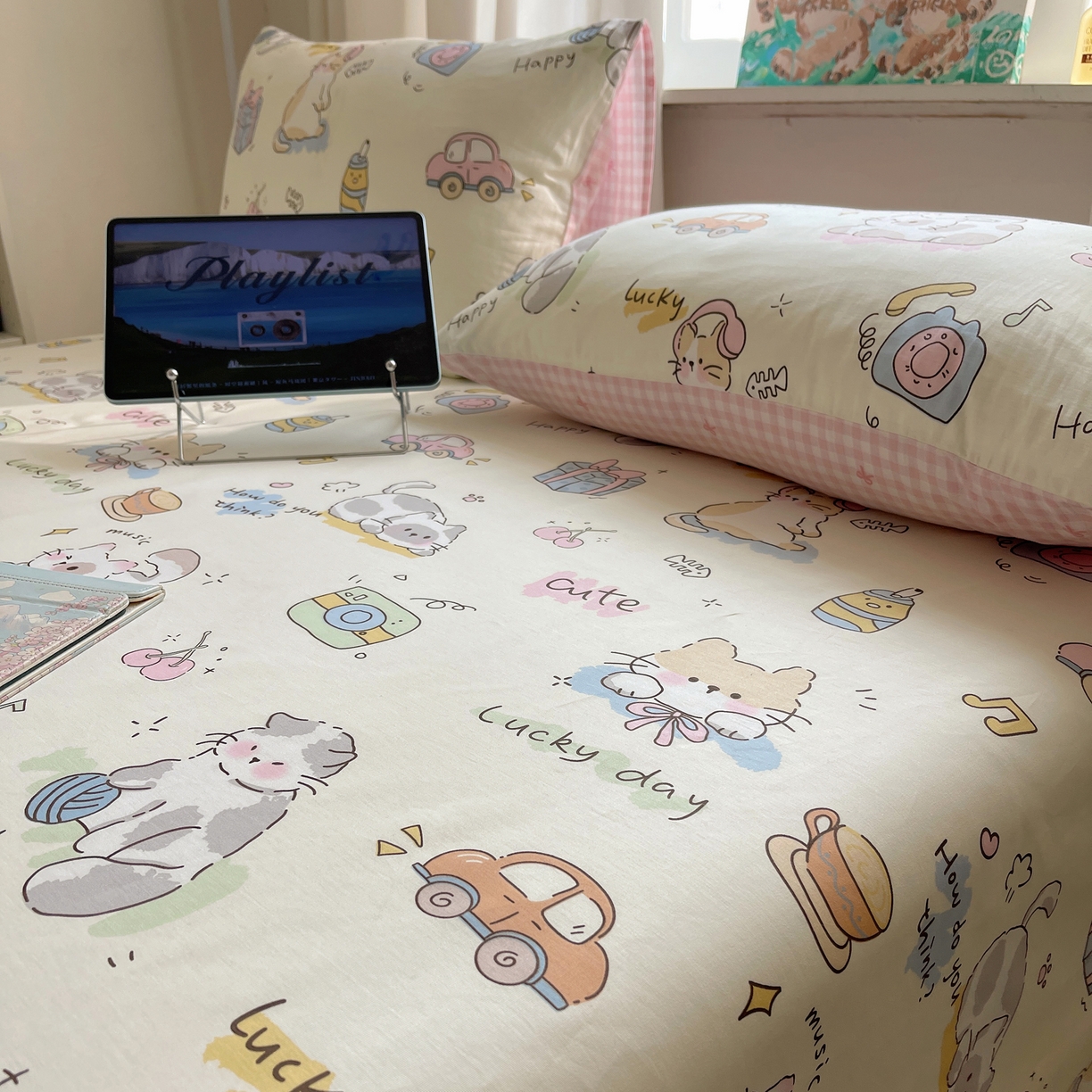 91家纺网 家纺一手货源 找家纺 六巷胡同 2026新款40支全棉13070INS卡通全棉单品床单 猫咪聚会趴