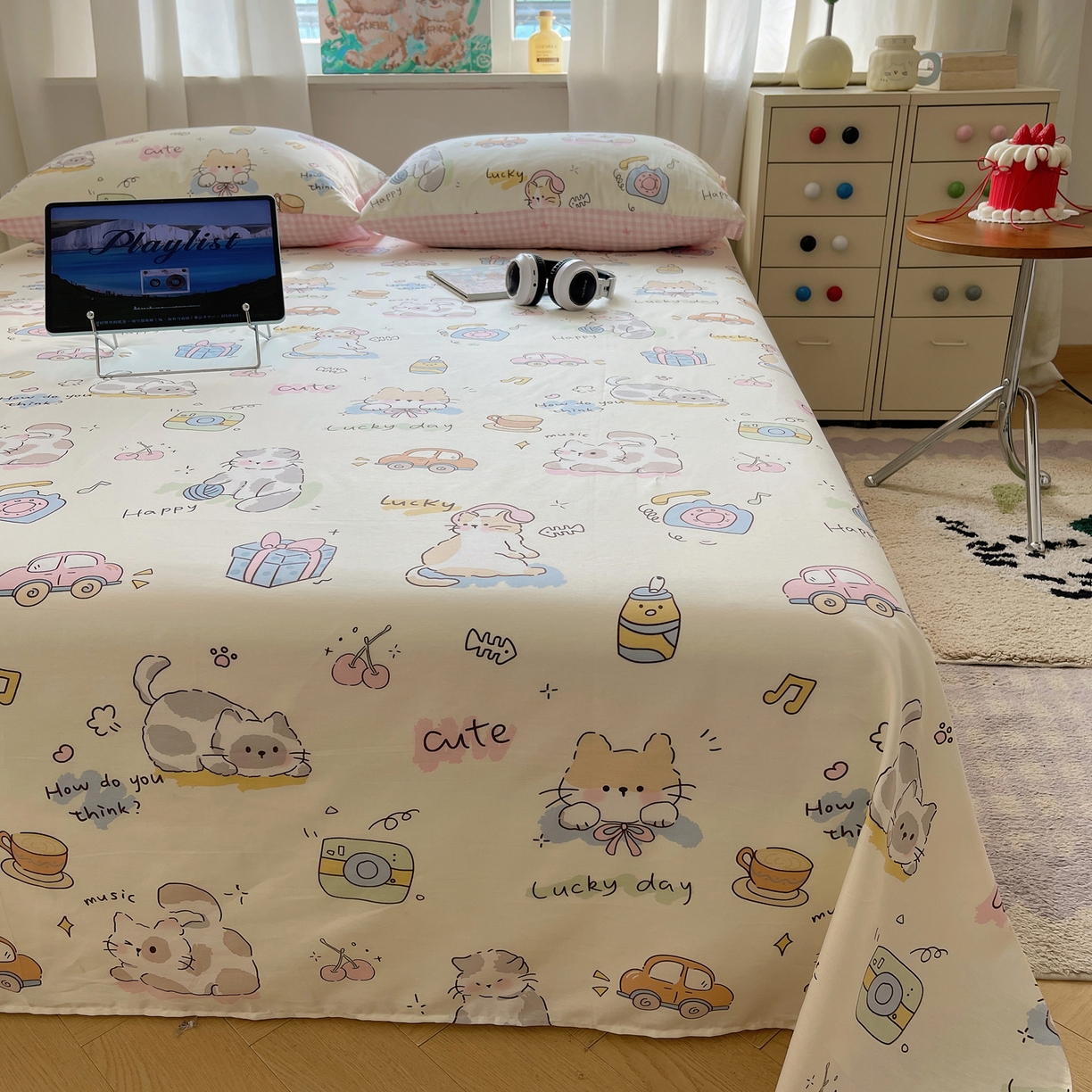 91家纺网 家纺一手货源 找家纺 六巷胡同 2026新款40支全棉13070INS卡通全棉单品床单 猫咪聚会趴