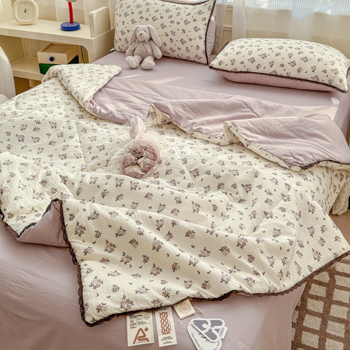 91家纺网 家纺一手货源 找家纺 贝扬思家纺 2026新款云感双层纱抗菌花边夏被-晴风系列 晴风-苏瑾