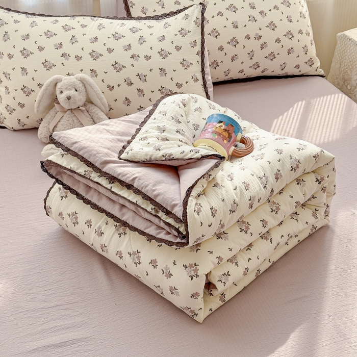 91家纺网 家纺一手货源 找家纺 贝扬思家纺 2026新款云感双层纱抗菌花边夏被-晴风系列 晴风-苏瑾