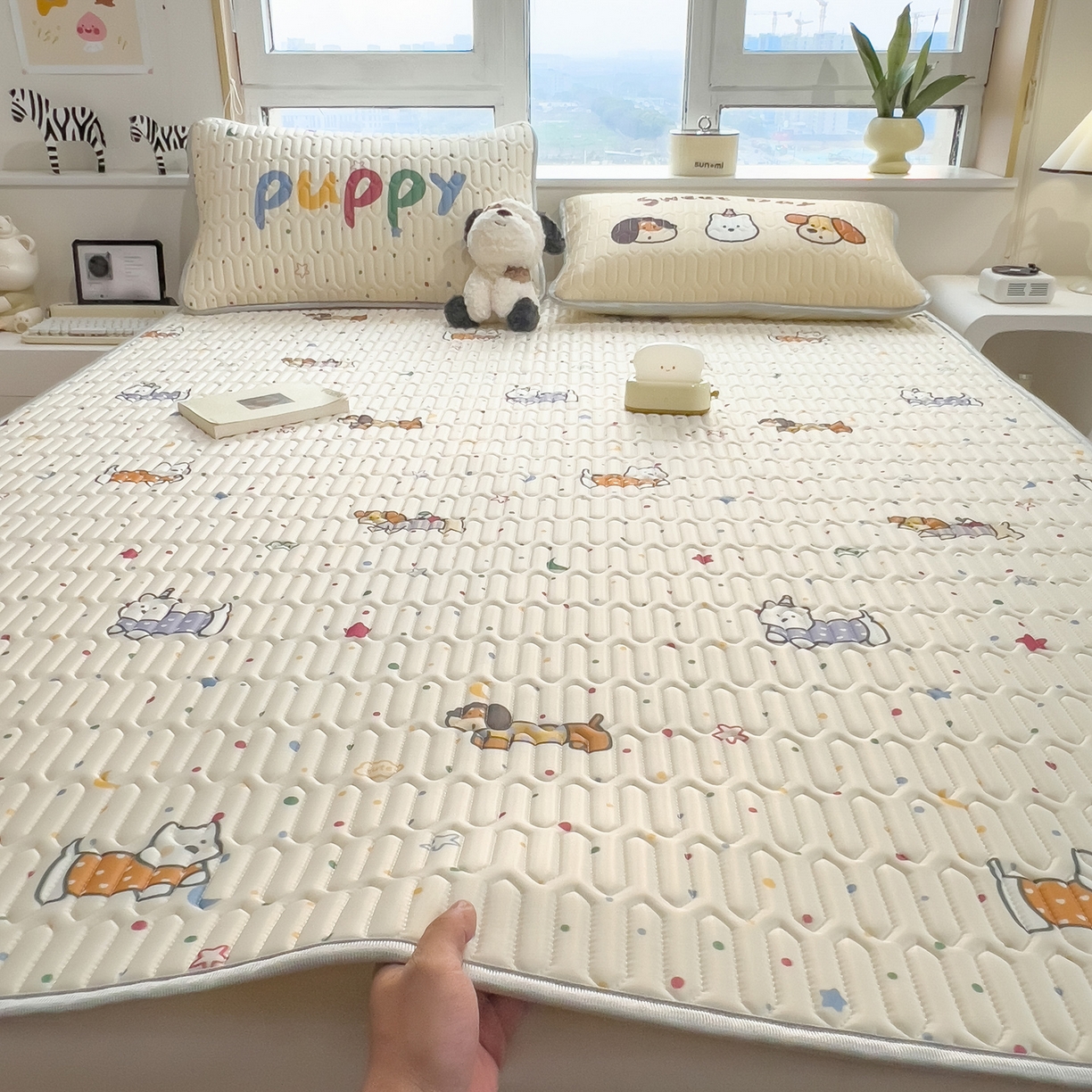 91家纺网 家纺一手货源 找家纺 摩妮卡 2026新款数码大版小清新乳胶凉席床席款三件套-场景一 萌犬趣乐园