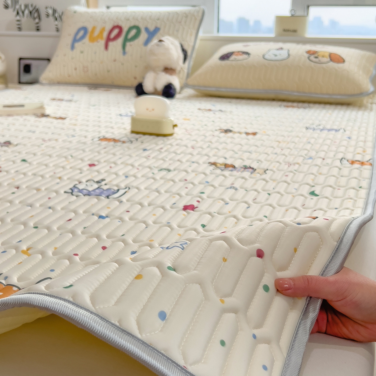 91家纺网 家纺一手货源 找家纺 摩妮卡 2026新款数码大版小清新乳胶凉席床席款三件套-场景一 萌犬趣乐园