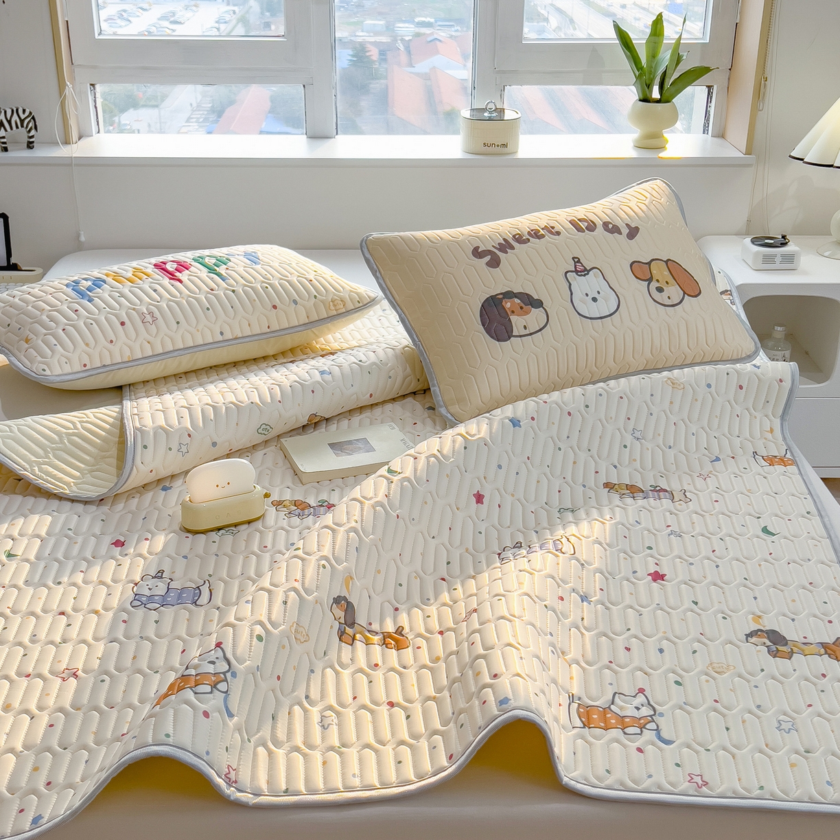 91家纺网 家纺一手货源 找家纺 摩妮卡 2026新款数码大版小清新乳胶凉席床席款三件套-场景一 萌犬趣乐园