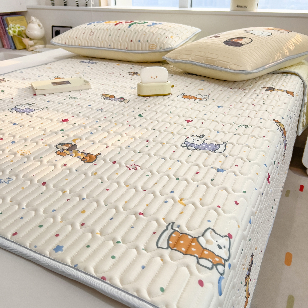 91家纺网 家纺一手货源 找家纺 摩妮卡 2026新款数码大版小清新乳胶凉席床席款三件套-场景一 萌犬趣乐园