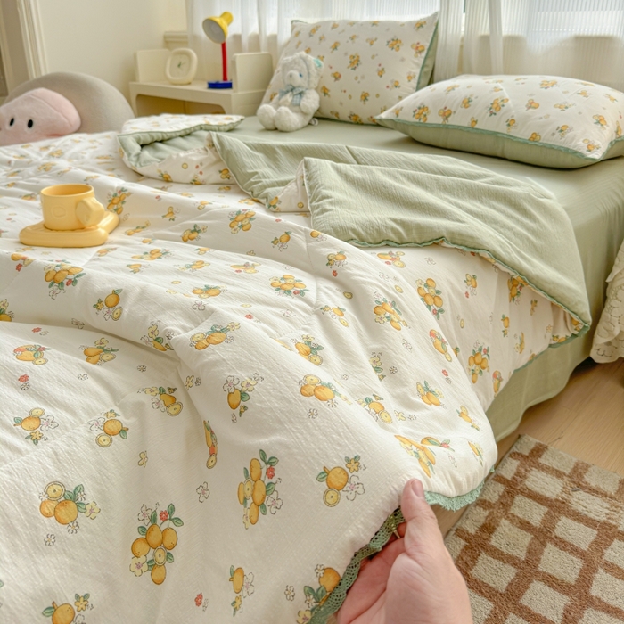 91家纺网 家纺一手货源 找家纺 贝扬思家纺 2026新款云感双层纱抗菌花边夏被-晴风系列 晴风-甜橙花事
