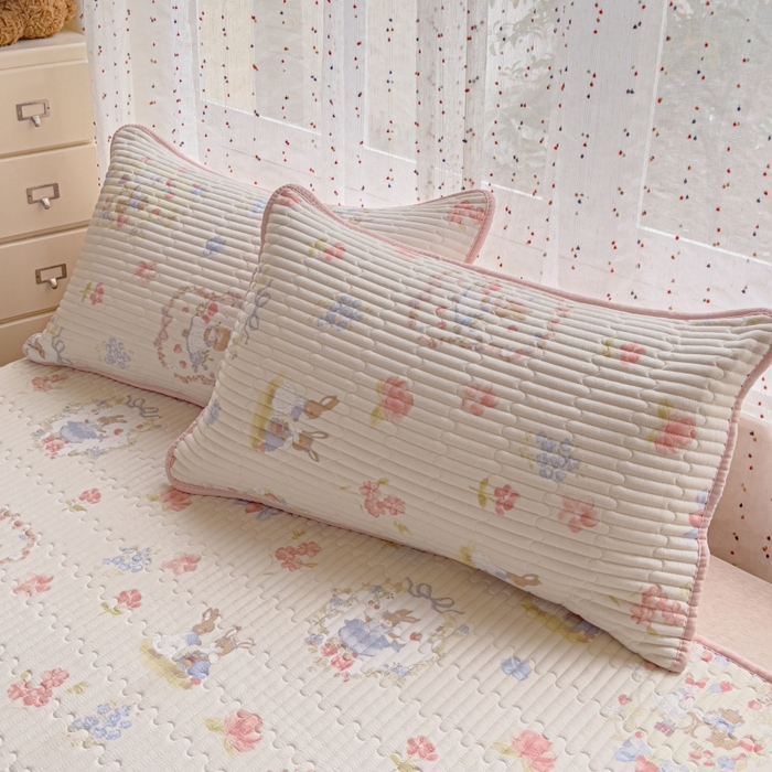 91家纺网 家纺一手货源 找家纺 贝扬思家纺 2026新款云感双层纱7A抗菌夏被四件套系列-栀夏系列 栀夏-镜子里的兔