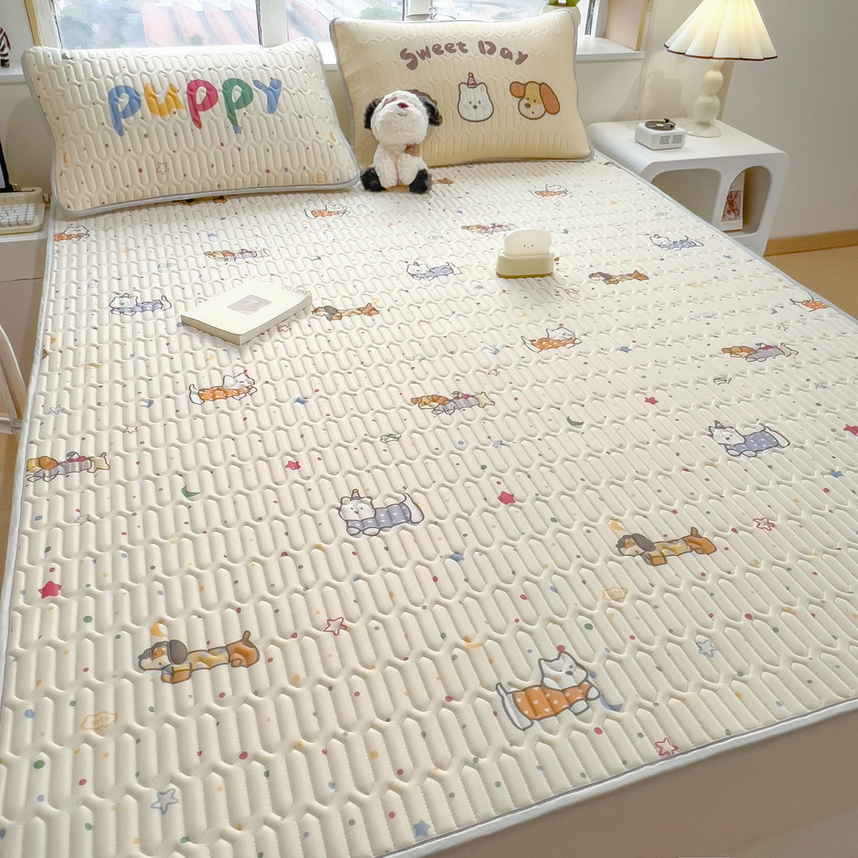 91家纺网 家纺一手货源 找家纺 摩妮卡 2026新款数码大版小清新乳胶凉席床席款三件套-场景一 萌犬趣乐园