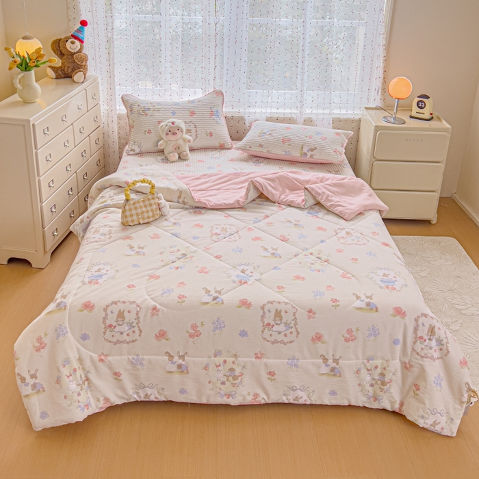 91家纺网 家纺一手货源 找家纺 贝扬思家纺 2026新款云感双层纱7A抗菌夏被四件套系列-栀夏系列 栀夏-镜子里的兔