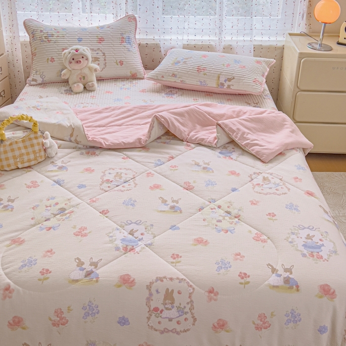 91家纺网 家纺一手货源 找家纺 贝扬思家纺 2026新款云感双层纱7A抗菌夏被四件套系列-栀夏系列 栀夏-镜子里的兔