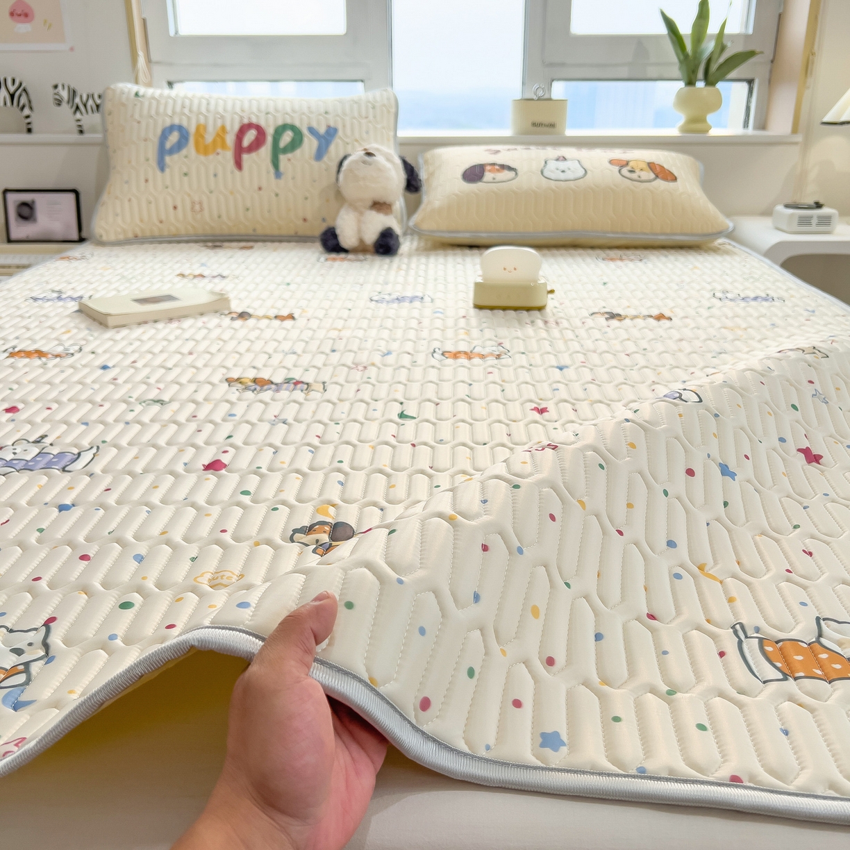 91家纺网 家纺一手货源 找家纺 摩妮卡 2026新款数码大版小清新乳胶凉席床席款三件套-场景一 萌犬趣乐园