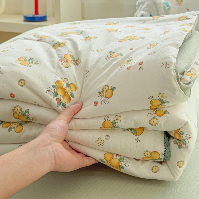 91家纺网 家纺一手货源 找家纺 贝扬思家纺 2026新款云感双层纱抗菌花边夏被-晴风系列 晴风-甜橙花事