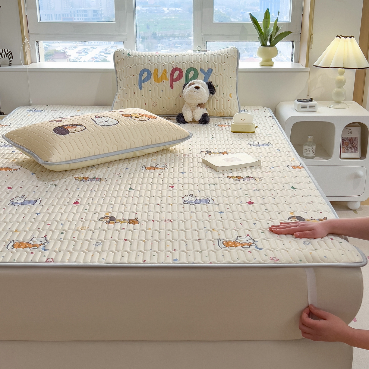 91家纺网 家纺一手货源 找家纺 摩妮卡 2026新款数码大版小清新乳胶凉席床席款三件套-场景一 萌犬趣乐园