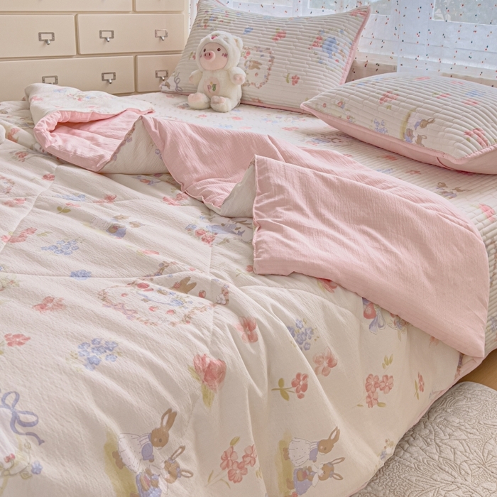 91家纺网 家纺一手货源 找家纺 贝扬思家纺 2026新款云感双层纱7A抗菌夏被四件套系列-栀夏系列 栀夏-镜子里的兔