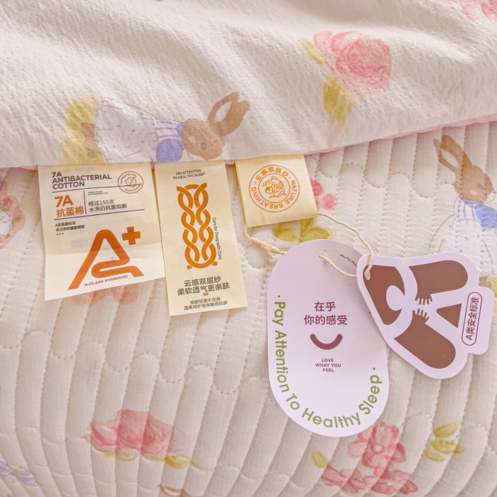 91家纺网 家纺一手货源 找家纺 贝扬思家纺 2026新款云感双层纱7A抗菌夏被四件套系列-栀夏系列 栀夏-镜子里的兔