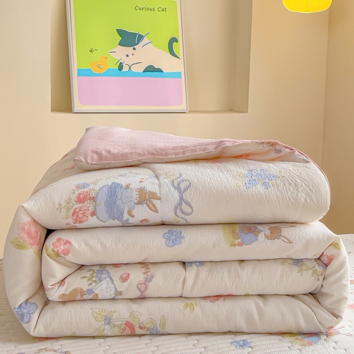 91家纺网 家纺一手货源 找家纺 贝扬思家纺 2026新款云感双层纱7A抗菌夏被四件套系列-栀夏系列 栀夏-镜子里的兔