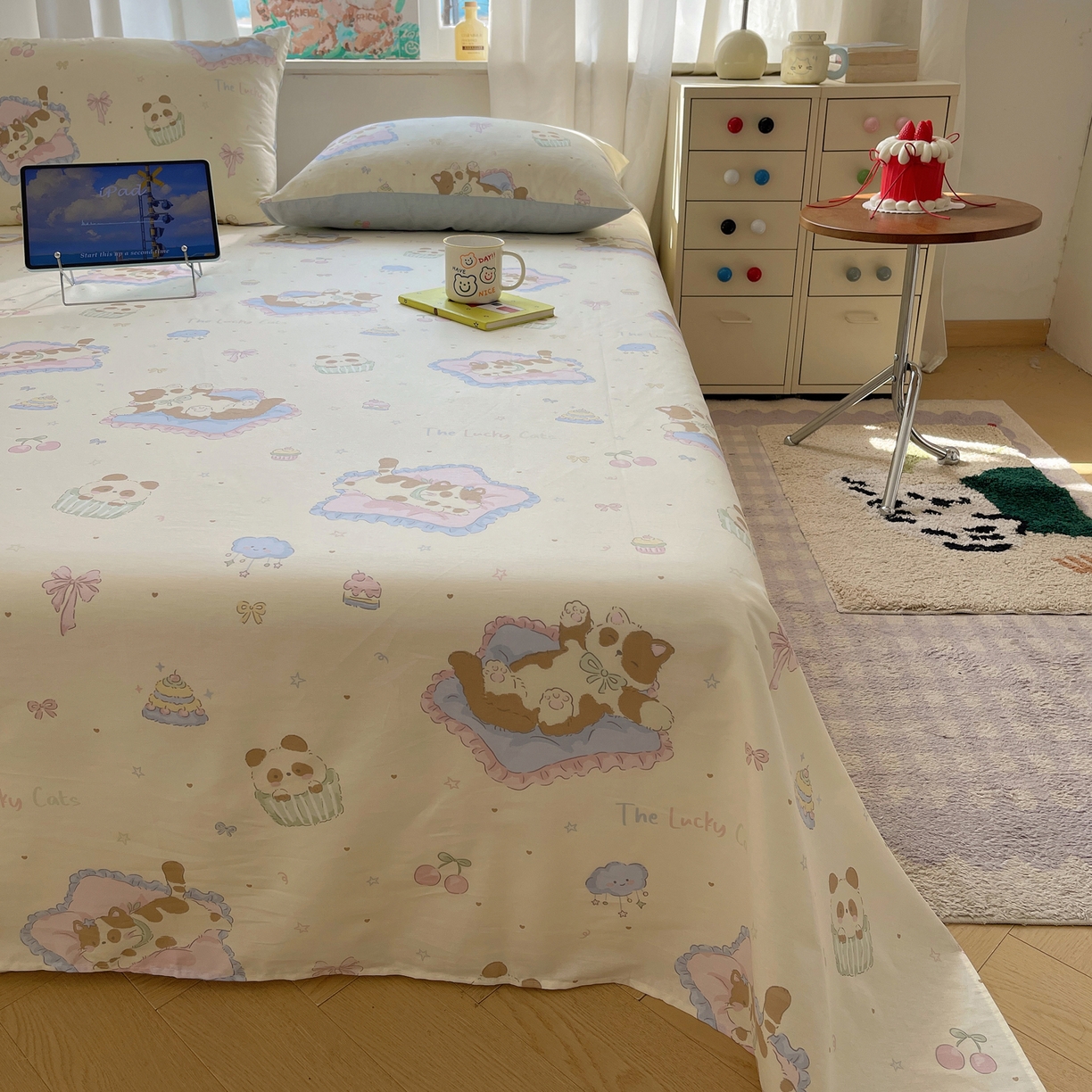 91家纺网 家纺一手货源 找家纺 六巷胡同 2026新款40支全棉13070INS卡通全棉单品床单 慵懒猫咪崽