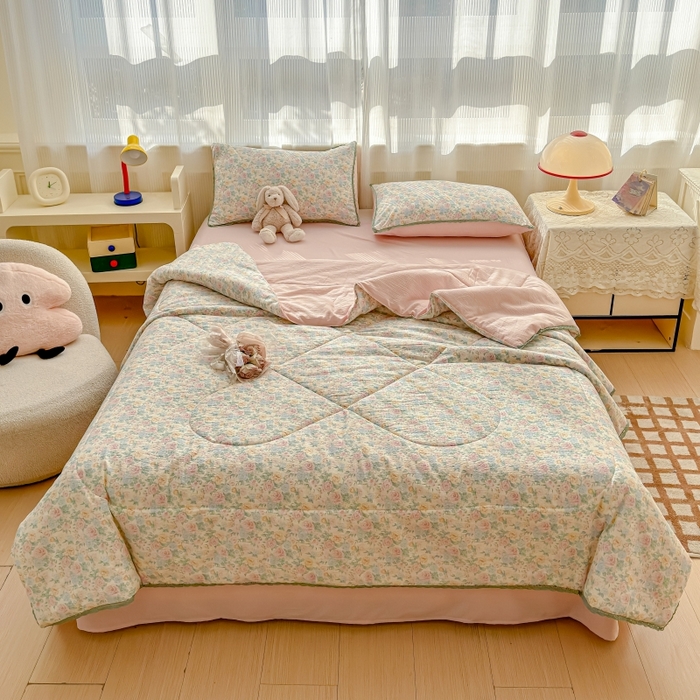 91家纺网 家纺一手货源 找家纺 贝扬思家纺 2026新款云感双层纱抗菌花边夏被-晴风系列 晴风-童话花岛