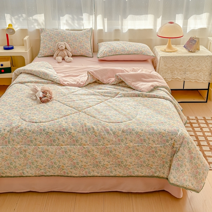 91家纺网 家纺一手货源 找家纺 贝扬思家纺 2026新款云感双层纱抗菌花边夏被-晴风系列 晴风-童话花岛