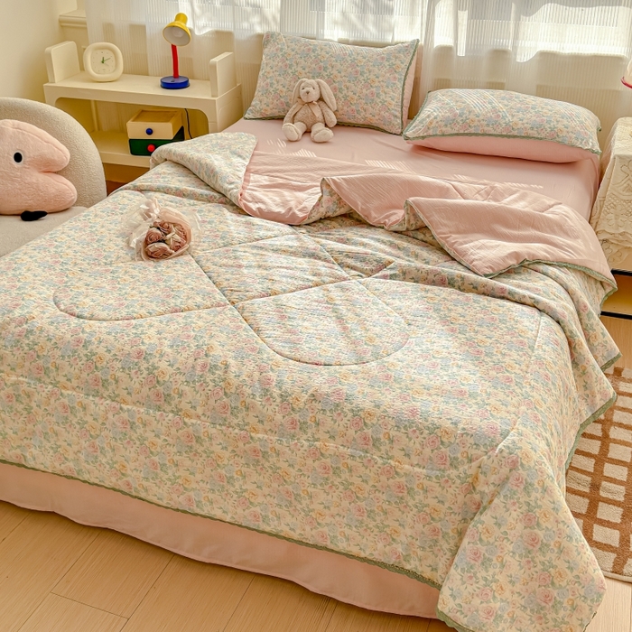 91家纺网 家纺一手货源 找家纺 贝扬思家纺 2026新款云感双层纱抗菌花边夏被-晴风系列 晴风-童话花岛