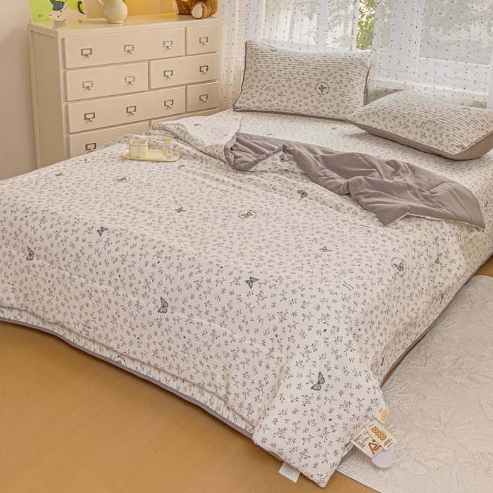 91家纺网 家纺一手货源 找家纺 贝扬思家纺 2026新款云感双层纱7A抗菌夏被四件套系列-栀夏系列 栀夏-困蝶