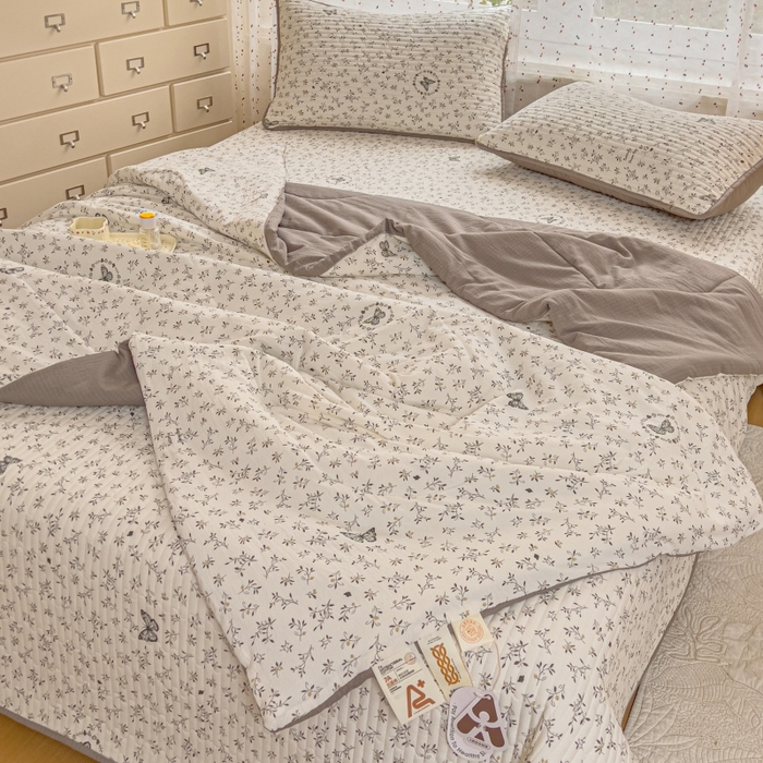 91家纺网 家纺一手货源 找家纺 贝扬思家纺 2026新款云感双层纱7A抗菌夏被四件套系列-栀夏系列 栀夏-困蝶