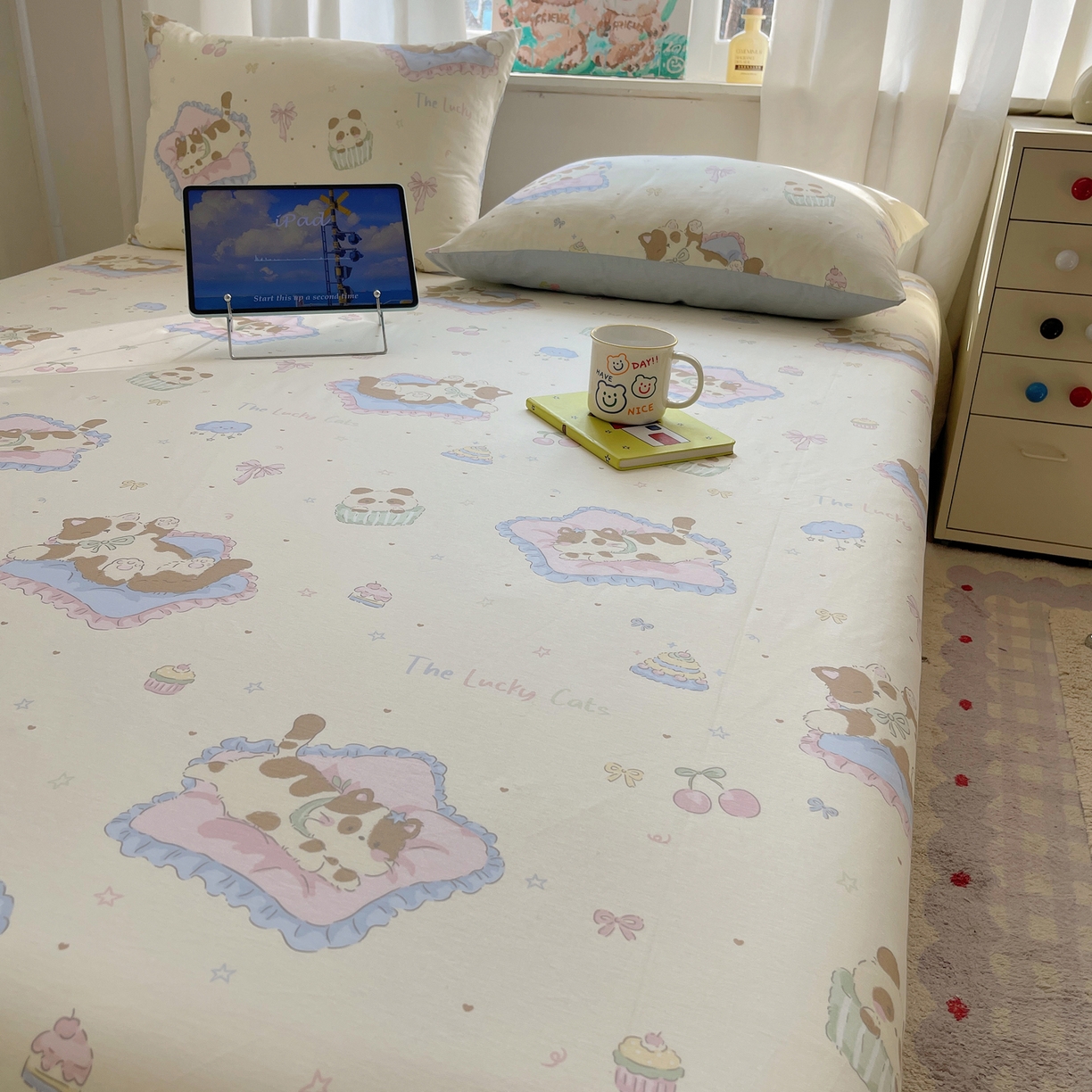 91家纺网 家纺一手货源 找家纺 六巷胡同 2026新款40支全棉13070INS卡通全棉单品床单 慵懒猫咪崽