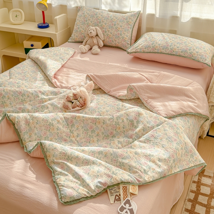 91家纺网 家纺一手货源 找家纺 贝扬思家纺 2026新款云感双层纱抗菌花边夏被-晴风系列 晴风-童话花岛