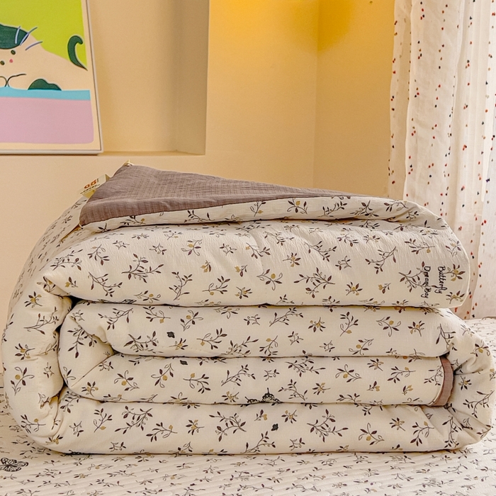91家纺网 家纺一手货源 找家纺 贝扬思家纺 2026新款云感双层纱7A抗菌夏被四件套系列-栀夏系列 栀夏-困蝶