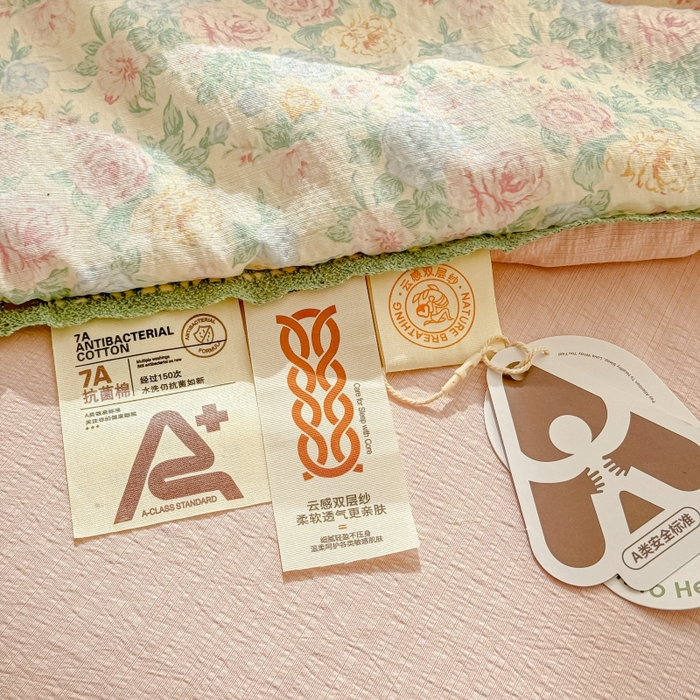 91家纺网 家纺一手货源 找家纺 贝扬思家纺 2026新款云感双层纱抗菌花边夏被-晴风系列 晴风-童话花岛