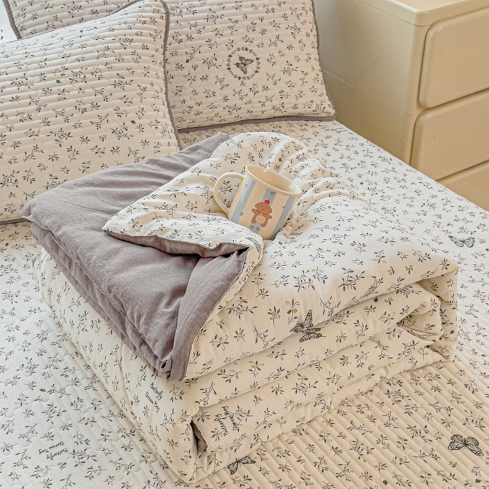 91家纺网 家纺一手货源 找家纺 贝扬思家纺 2026新款云感双层纱7A抗菌夏被四件套系列-栀夏系列 栀夏-困蝶