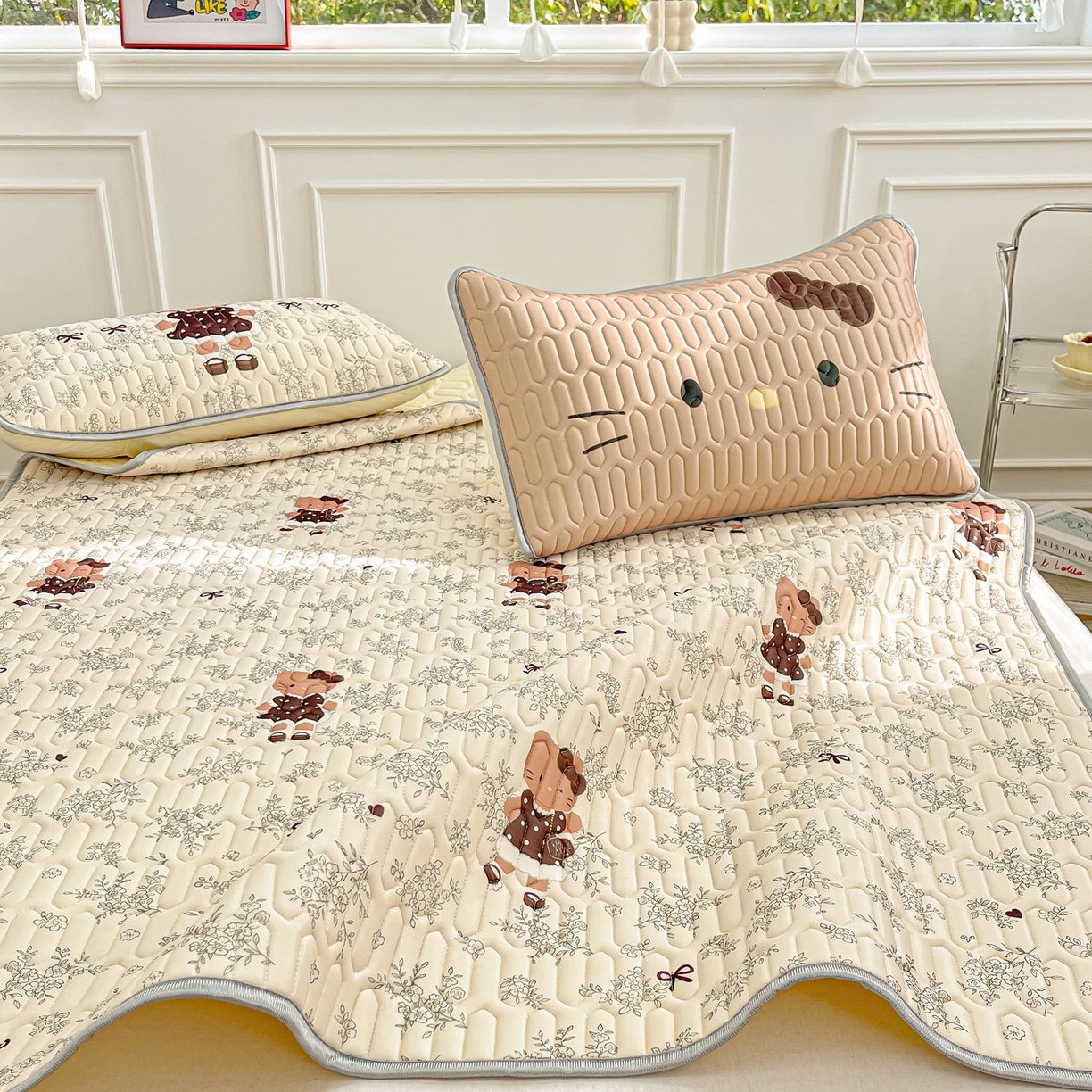 91家纺网 家纺一手货源 找家纺 摩妮卡 2026新款数码大版小清新乳胶凉席床席款三件套-场景一 拍照小场地