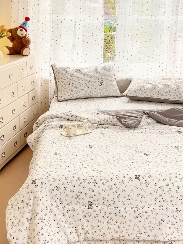 91家纺网 家纺一手货源 找家纺 贝扬思家纺 2026新款云感双层纱7A抗菌夏被四件套系列-栀夏系列 栀夏-困蝶