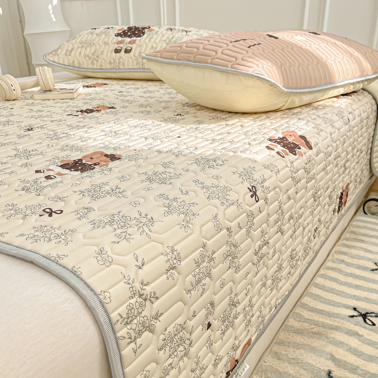 91家纺网 家纺一手货源 找家纺 摩妮卡 2026新款数码大版小清新乳胶凉席床席款三件套-场景一 拍照小场地