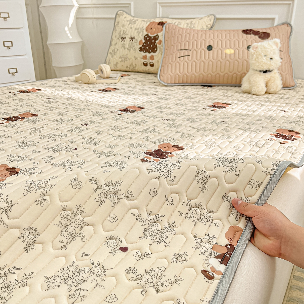 91家纺网 家纺一手货源 找家纺 摩妮卡 2026新款数码大版小清新乳胶凉席床席款三件套-场景一 拍照小场地