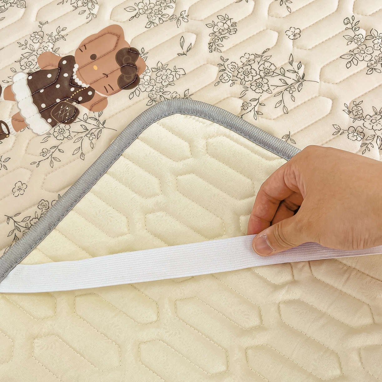 91家纺网 家纺一手货源 找家纺 摩妮卡 2026新款数码大版小清新乳胶凉席床席款三件套-场景一 拍照小场地