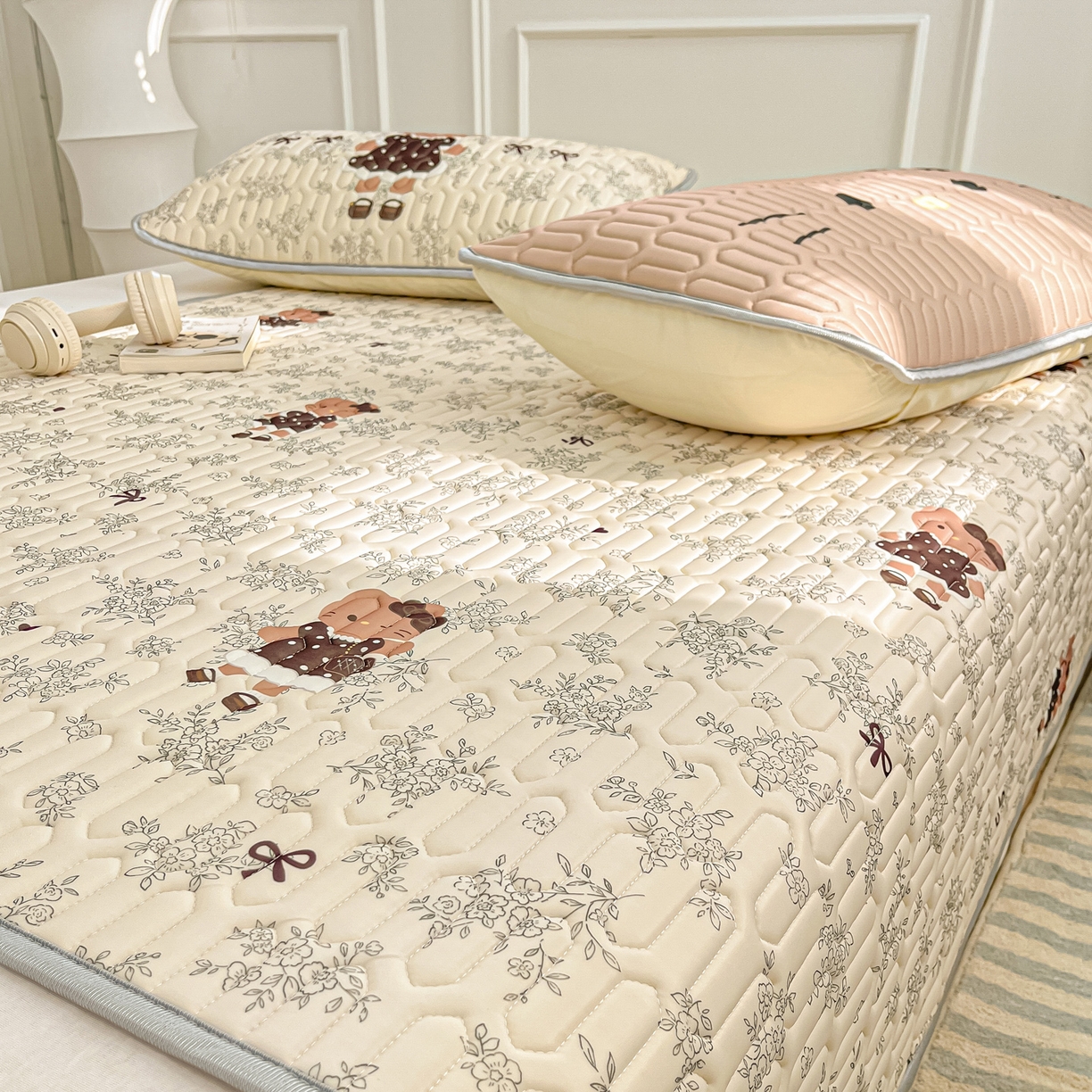 91家纺网 家纺一手货源 找家纺 摩妮卡 2026新款数码大版小清新乳胶凉席床席款三件套-场景一 拍照小场地