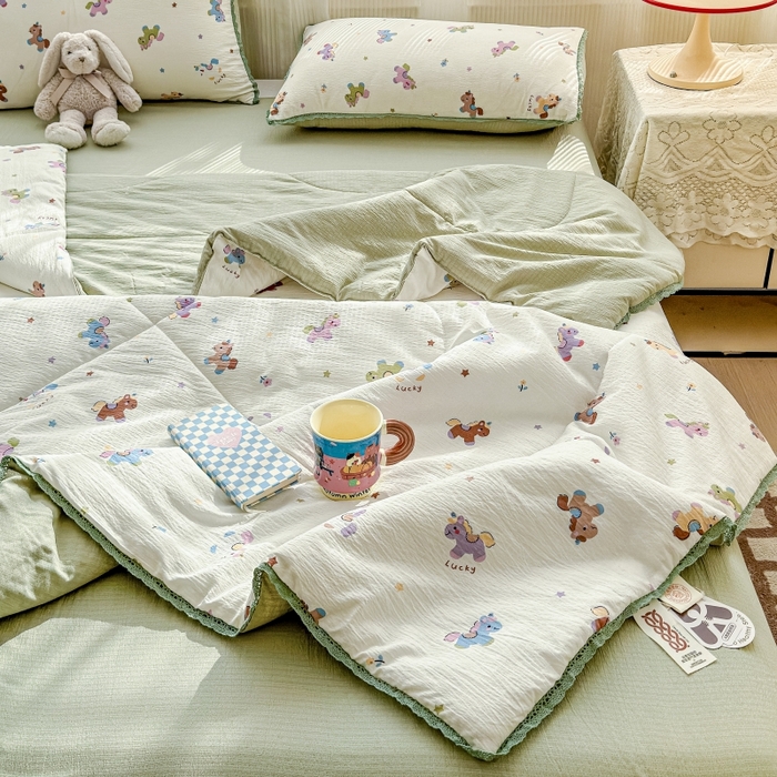 91家纺网 家纺一手货源 找家纺 贝扬思家纺 2026新款云感双层纱抗菌花边夏被-晴风系列 晴风-童年木马