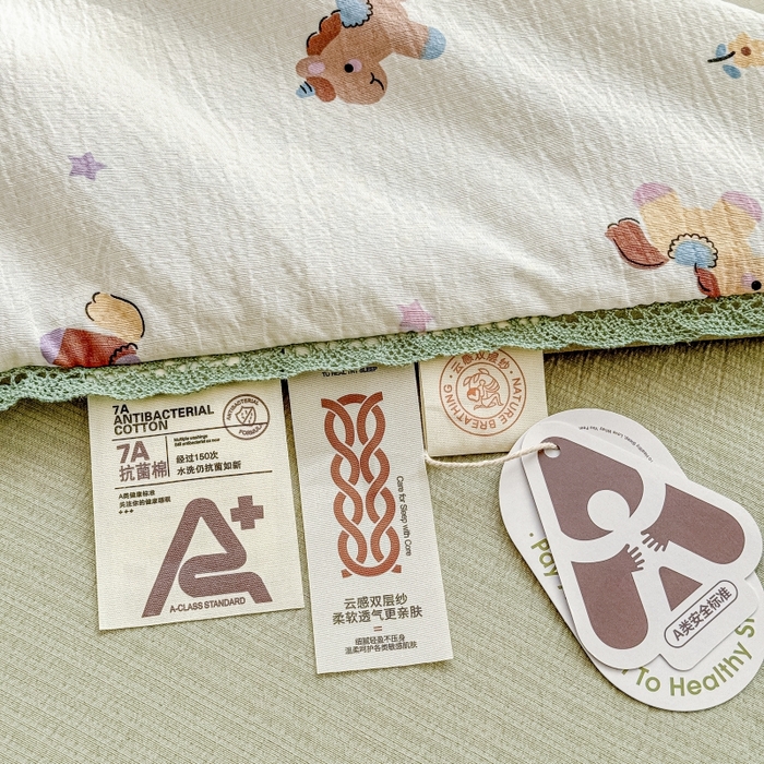 91家纺网 家纺一手货源 找家纺 贝扬思家纺 2026新款云感双层纱抗菌花边夏被-晴风系列 晴风-童年木马