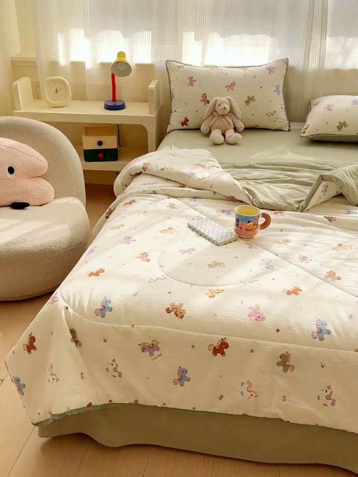 91家纺网 家纺一手货源 找家纺 贝扬思家纺 2026新款云感双层纱抗菌花边夏被-晴风系列 晴风-童年木马