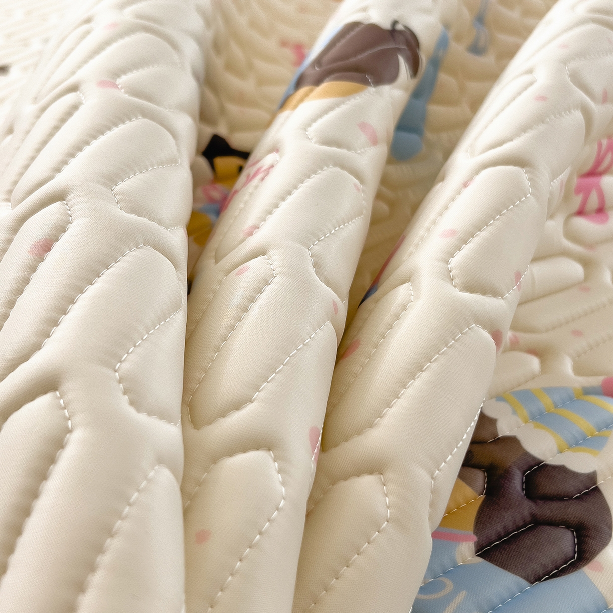 91家纺网 家纺一手货源 找家纺 摩妮卡 2026新款数码大版小清新乳胶凉席床席款三件套-场景一 俏皮汪星人