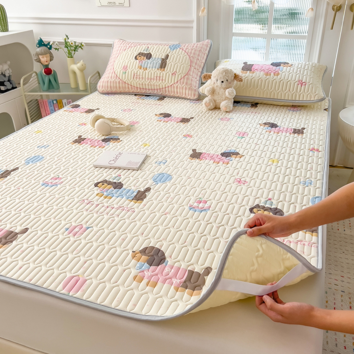 91家纺网 家纺一手货源 找家纺 摩妮卡 2026新款数码大版小清新乳胶凉席床席款三件套-场景一 俏皮汪星人