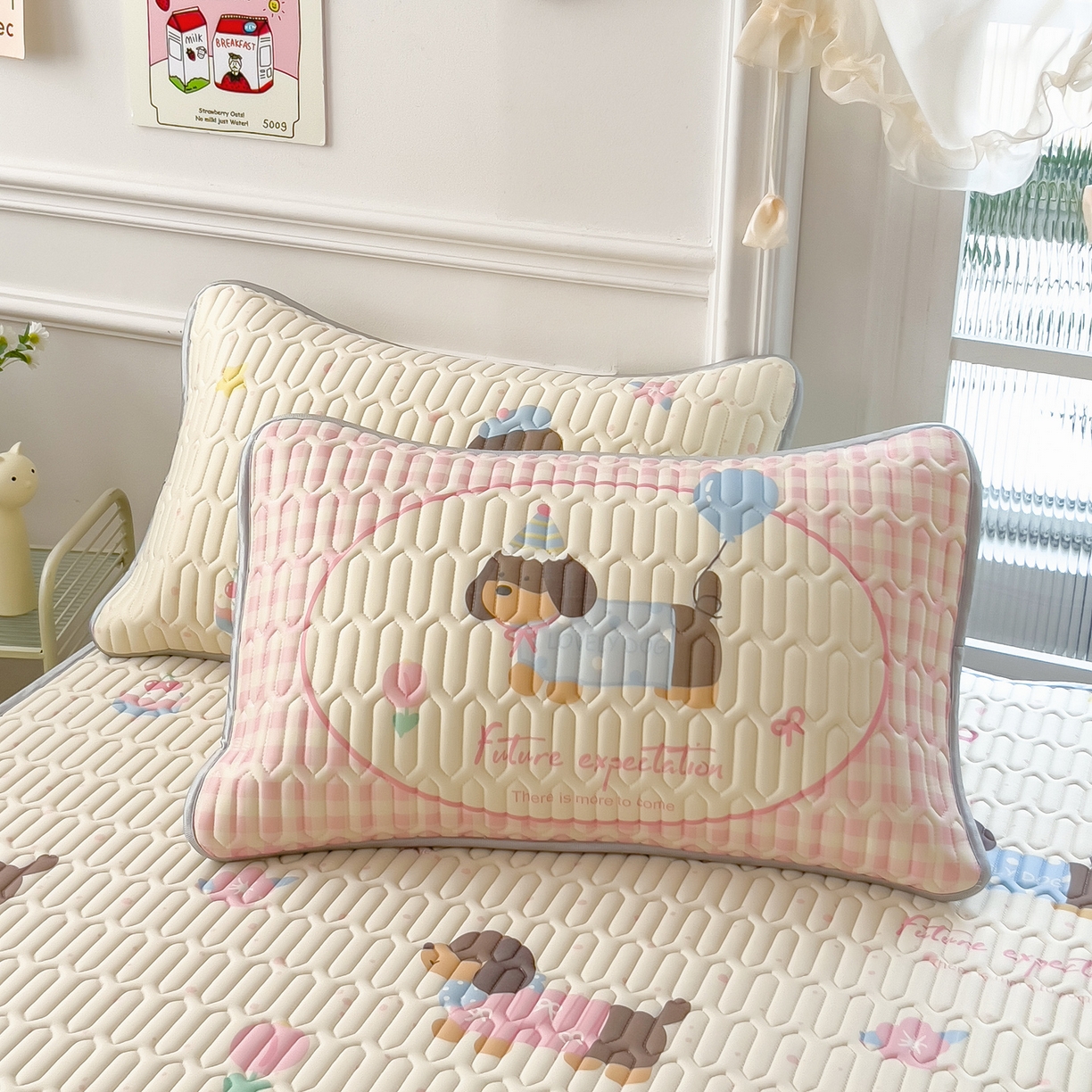 91家纺网 家纺一手货源 找家纺 摩妮卡 2026新款数码大版小清新乳胶凉席床席款三件套-场景一 俏皮汪星人