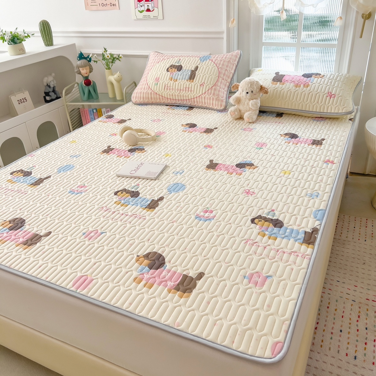 91家纺网 家纺一手货源 找家纺 摩妮卡 2026新款数码大版小清新乳胶凉席床席款三件套-场景一 俏皮汪星人